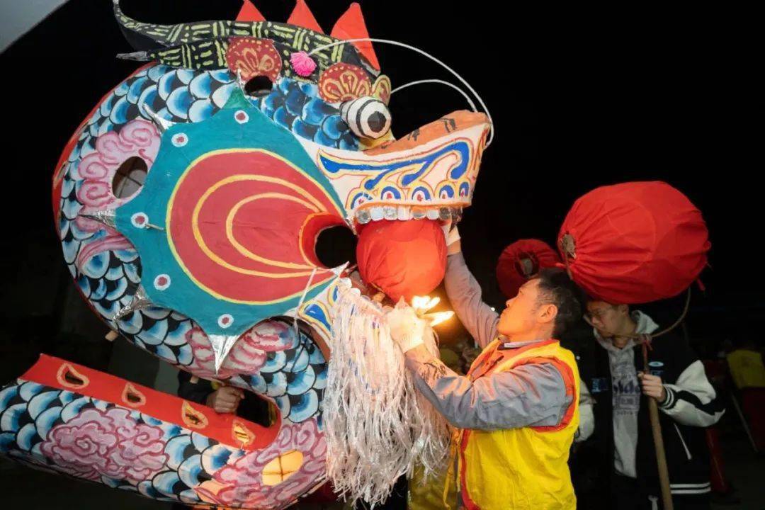 口含龙珠,霸气十足生动逼真,活灵活现每片龙鳞都有深浅色彩的变化结构