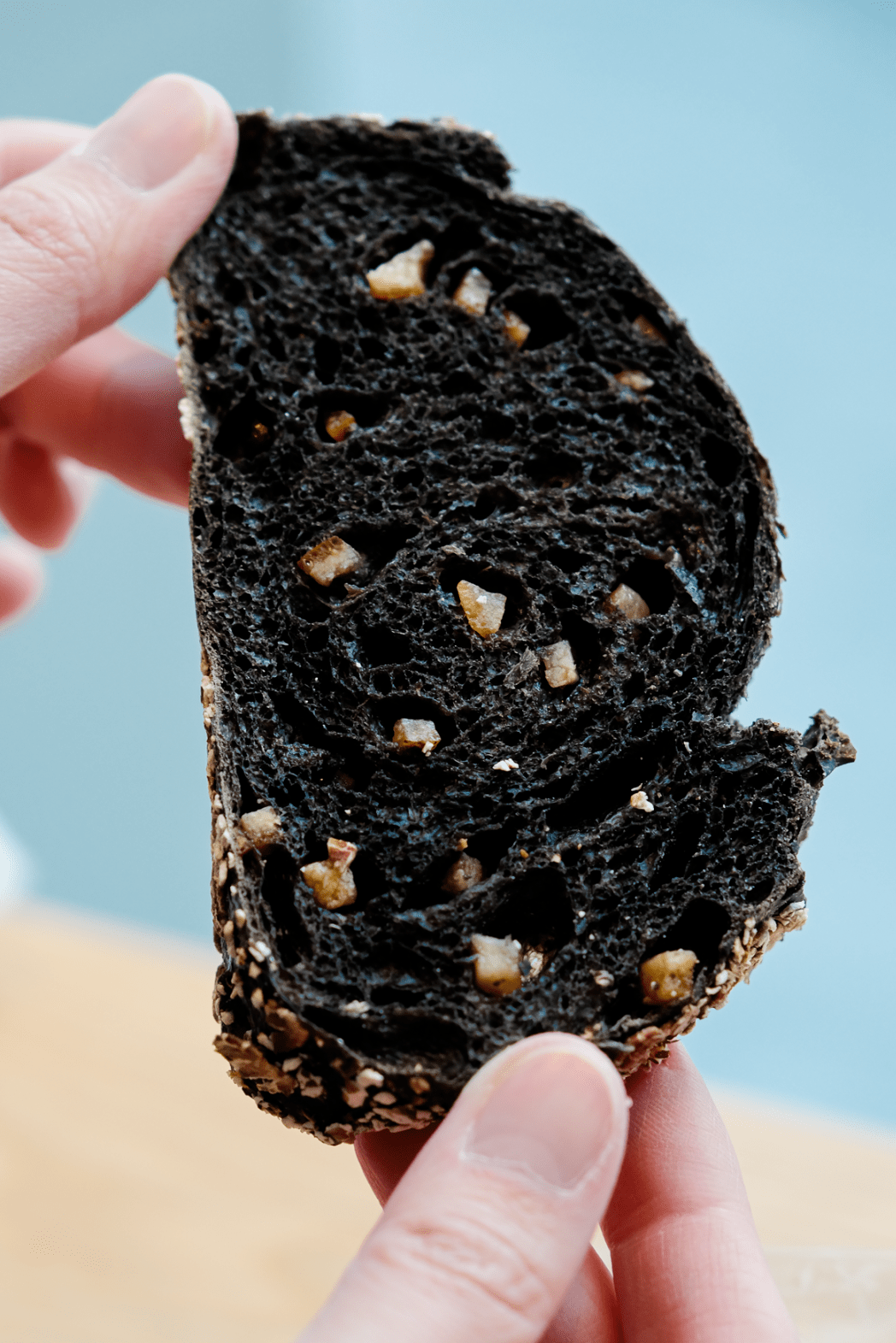 这袋黑色吐司是「都恩客」面包房的前滩限定款虽然从颜色上剑走偏锋有