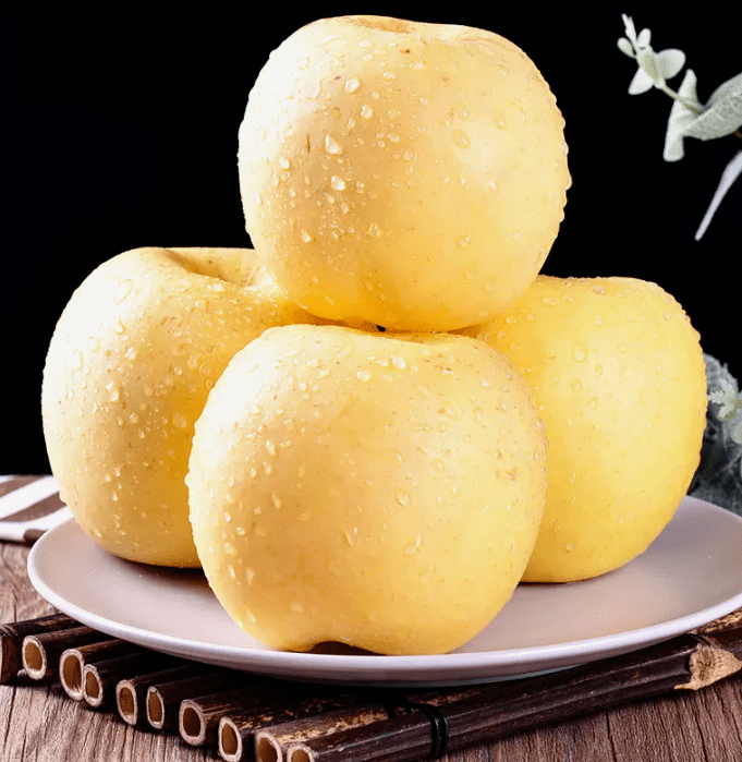 吸气它的表皮是温柔的奶黄色「山东奶油富士」跟常见的苹果不太一样