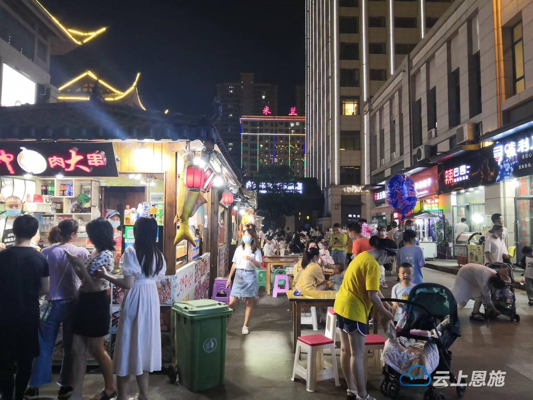 大力实施"夜游利川"文旅项目,将龙船调步行街纳入城区夜游建设核心