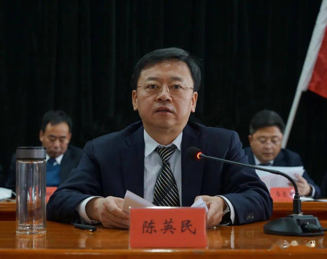 陈英民向受表彰的民营企业表示热烈祝贺,对广大民营企业家在服从服务