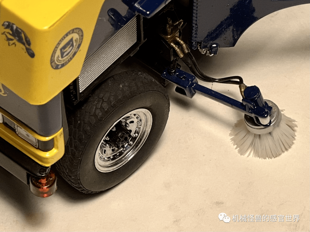 密歇根狼獾队的 zamboni 磨冰机_冰面_冰球_弗兰克·赞博尼