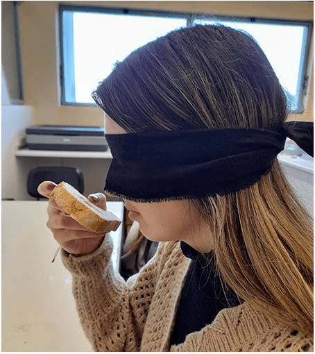 研究人员让志愿者蒙上眼睛闻面包,香草或柠檬,同时测量他们唾液的成分