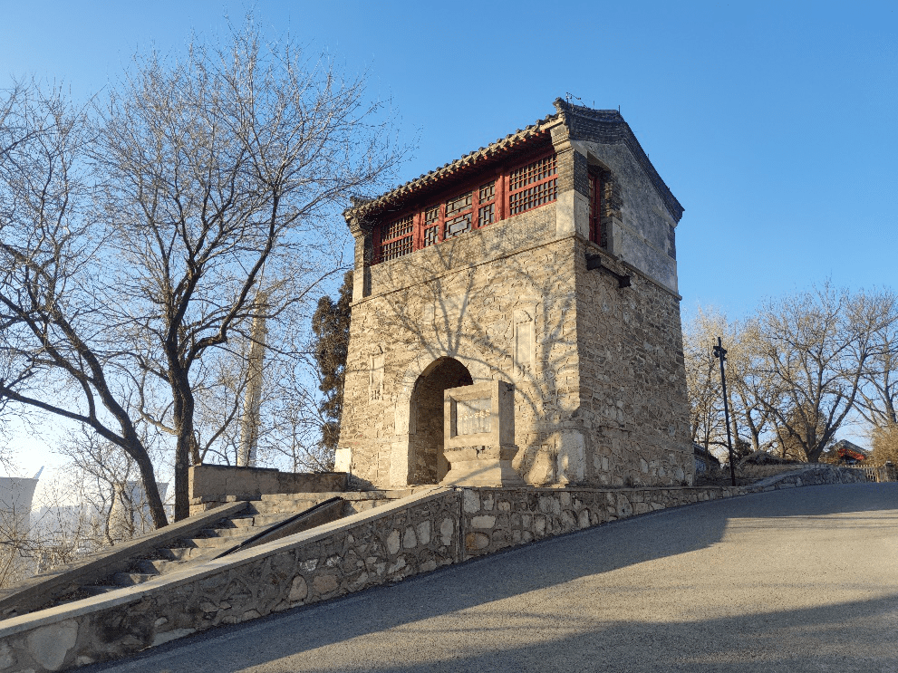 东天门,位于石景山古建筑群碧霞元君庙东侧入口处,是古建筑群始建年代