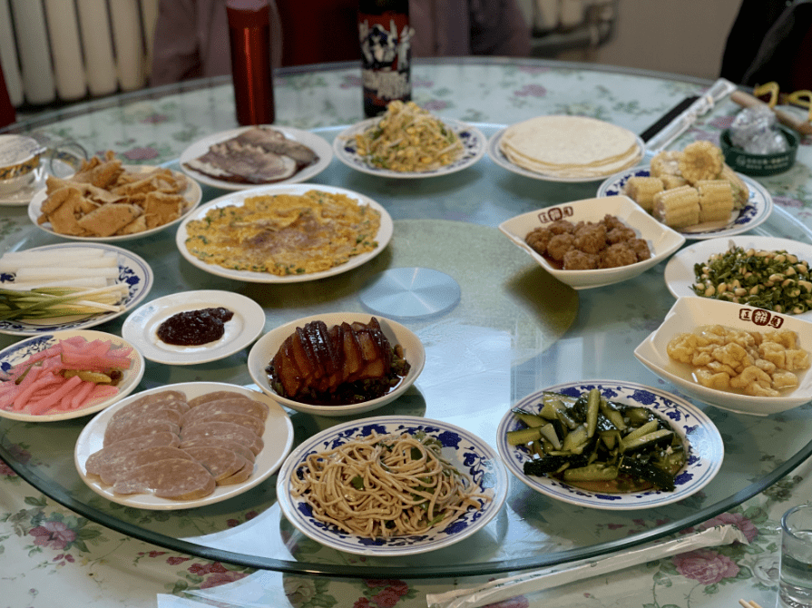 "立春了,我在此邀请广大朋友来康陵村品尝春饼宴,观赏康陵宫的景色.