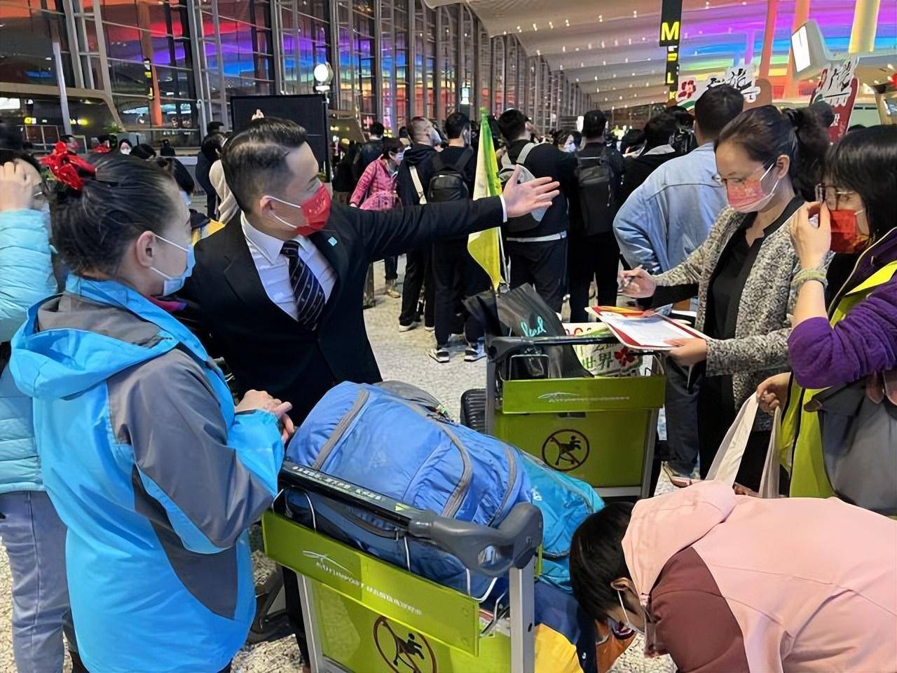 阔别三年,境内首个出境旅游团6日凌晨广州启程_团队_游客_业务