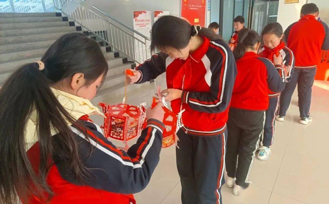 【我们的节日·元宵节】费县薛庄镇抗大小学少先队员打卡乡村 "复兴