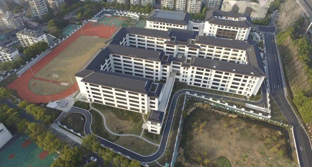 2020年西兴中学开始改扩建工程,并加入了江南实验学校教育集团.