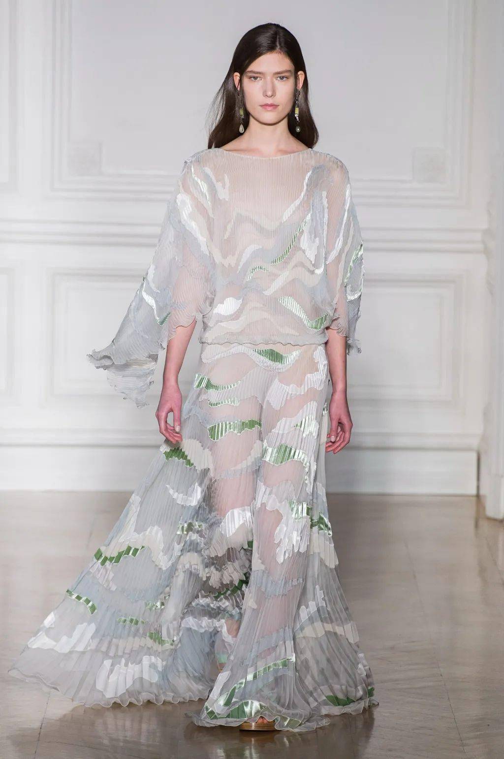 充满仙女气息的薄纱面料一直深受亚洲女性的喜爱,纵观社交网络薄纱