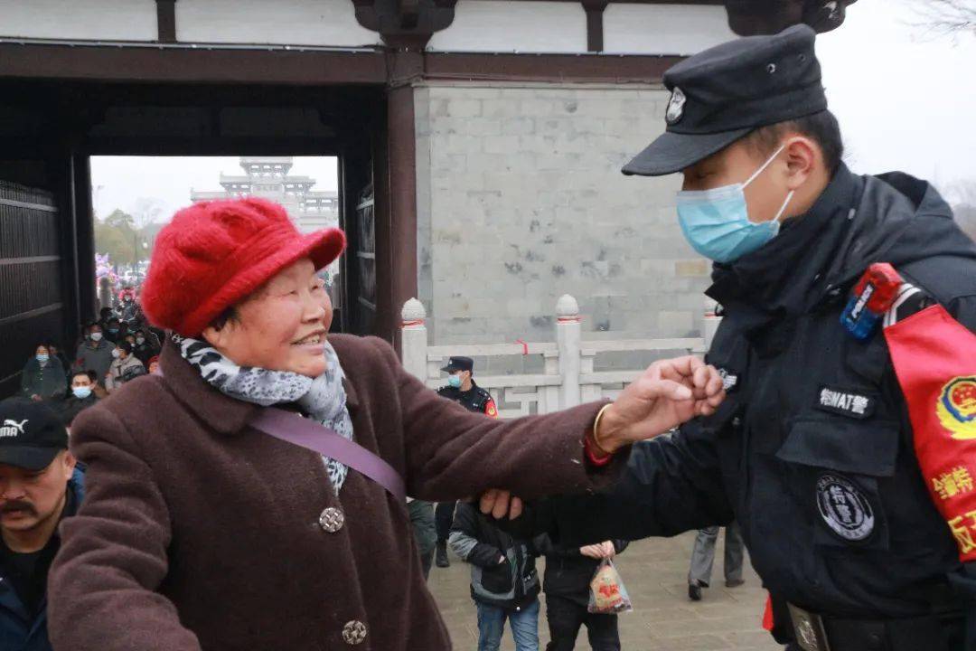 下午3时许县委书记杨光县委副书记,县长唐雨先后赴走太平活动指挥部