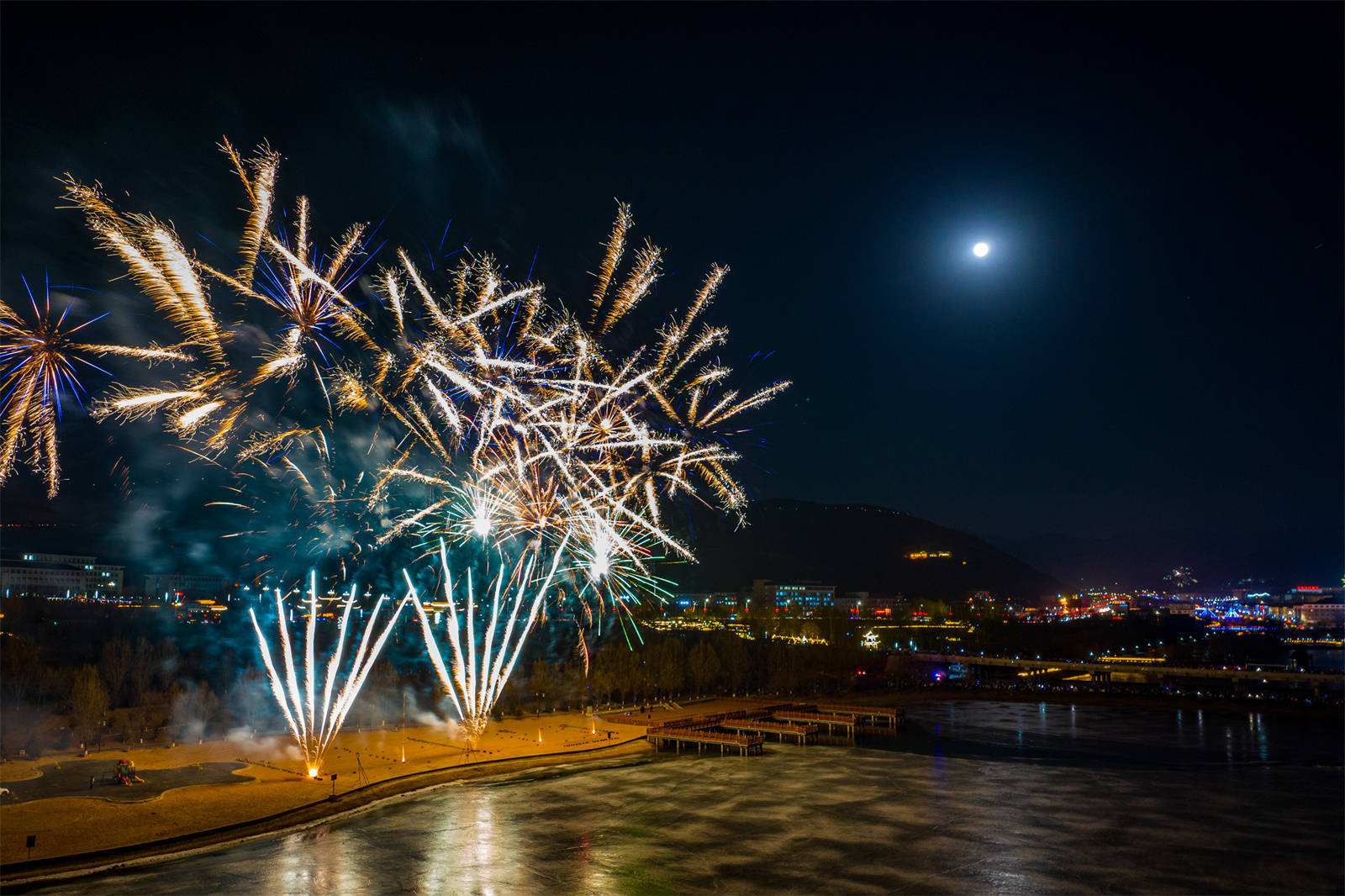 璀璨烟花点亮隆德夜空