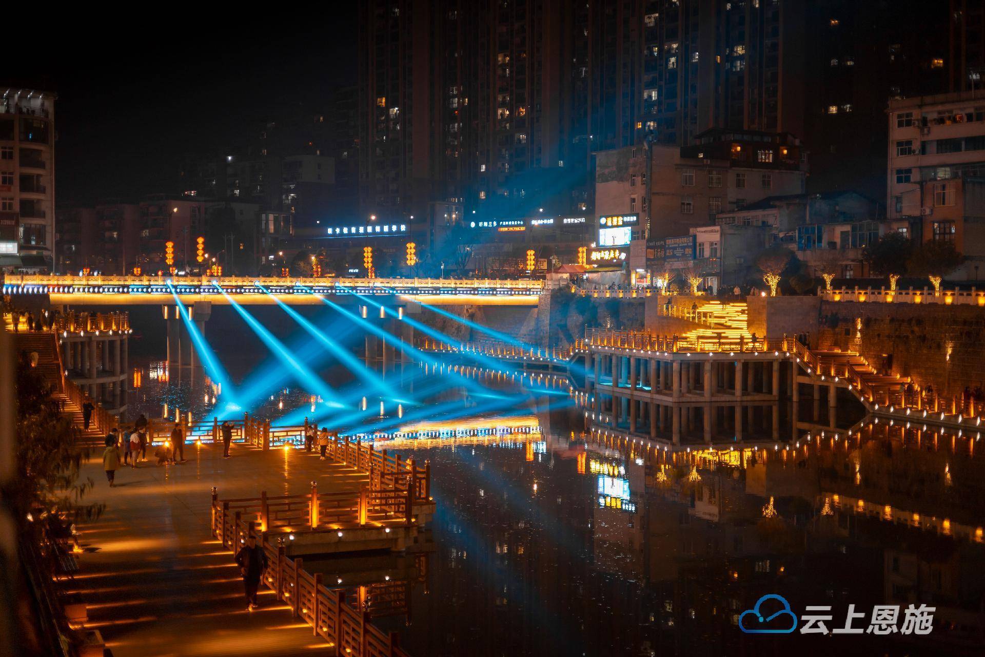 用千万灯光点亮不夜建始城,五颜六色,造型各异的彩灯把建始城夜景装扮