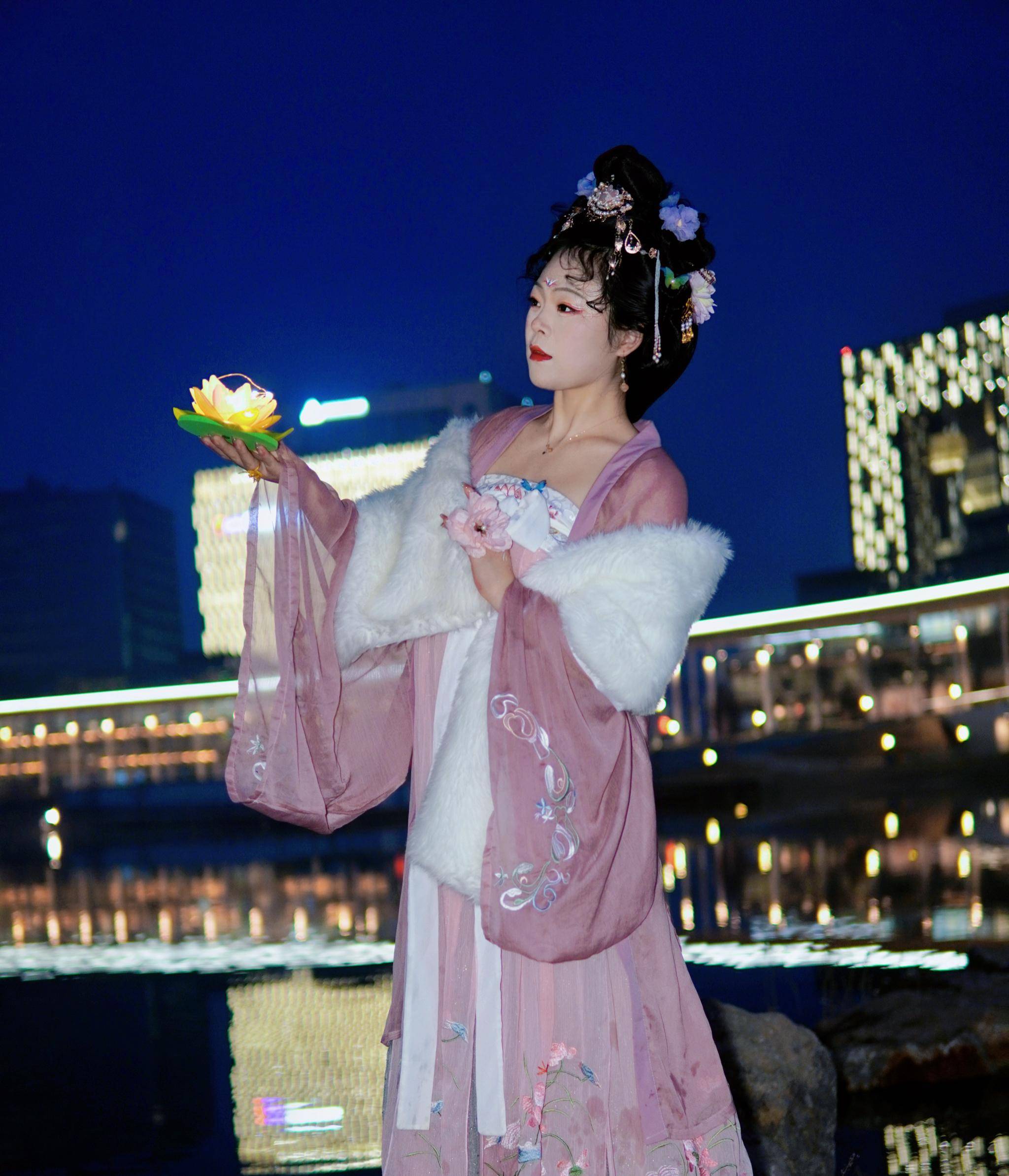 汉服着身且漫步 灯火星河闹元宵