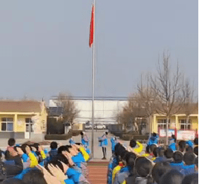 红包玩偶兔、敲响鸣志鼓、情景剧展演……胶州那几所小学开学首日仪式感拉满