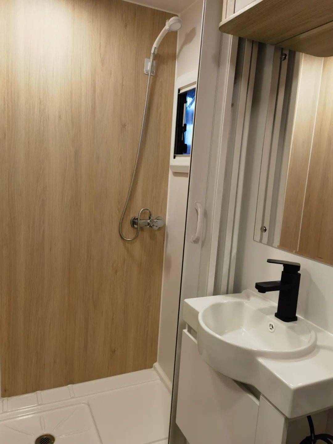 作为营地房车,大空间是绝对的优势,亚特j11营地拖挂房车的卫生间采用