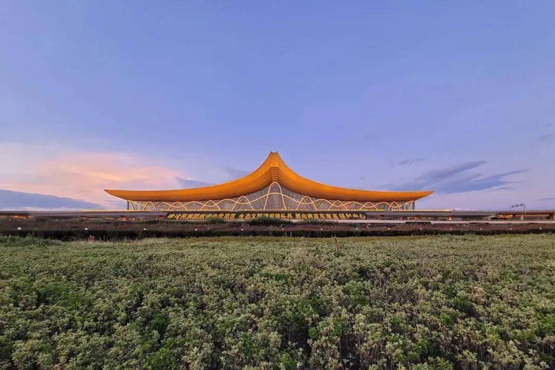 机场选址位于楚雄市子午镇白沙哨,距离楚雄市区直线距离约11km.