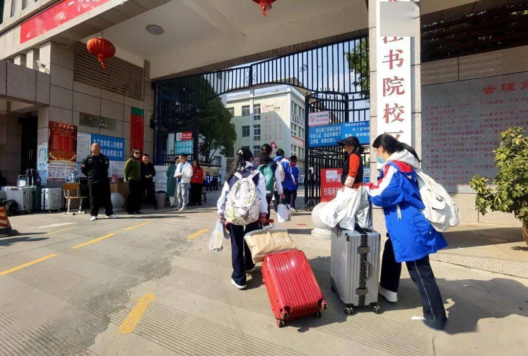 在会理一中金江校区门口,学校老师和安保工作人员一字排开,在校门口