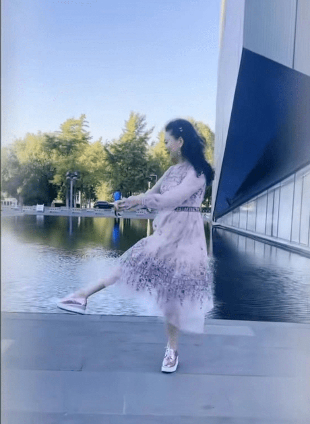 54岁任静同框52岁谭梅像母女!一个网红脸超生硬,一个好会穿堪比少女!