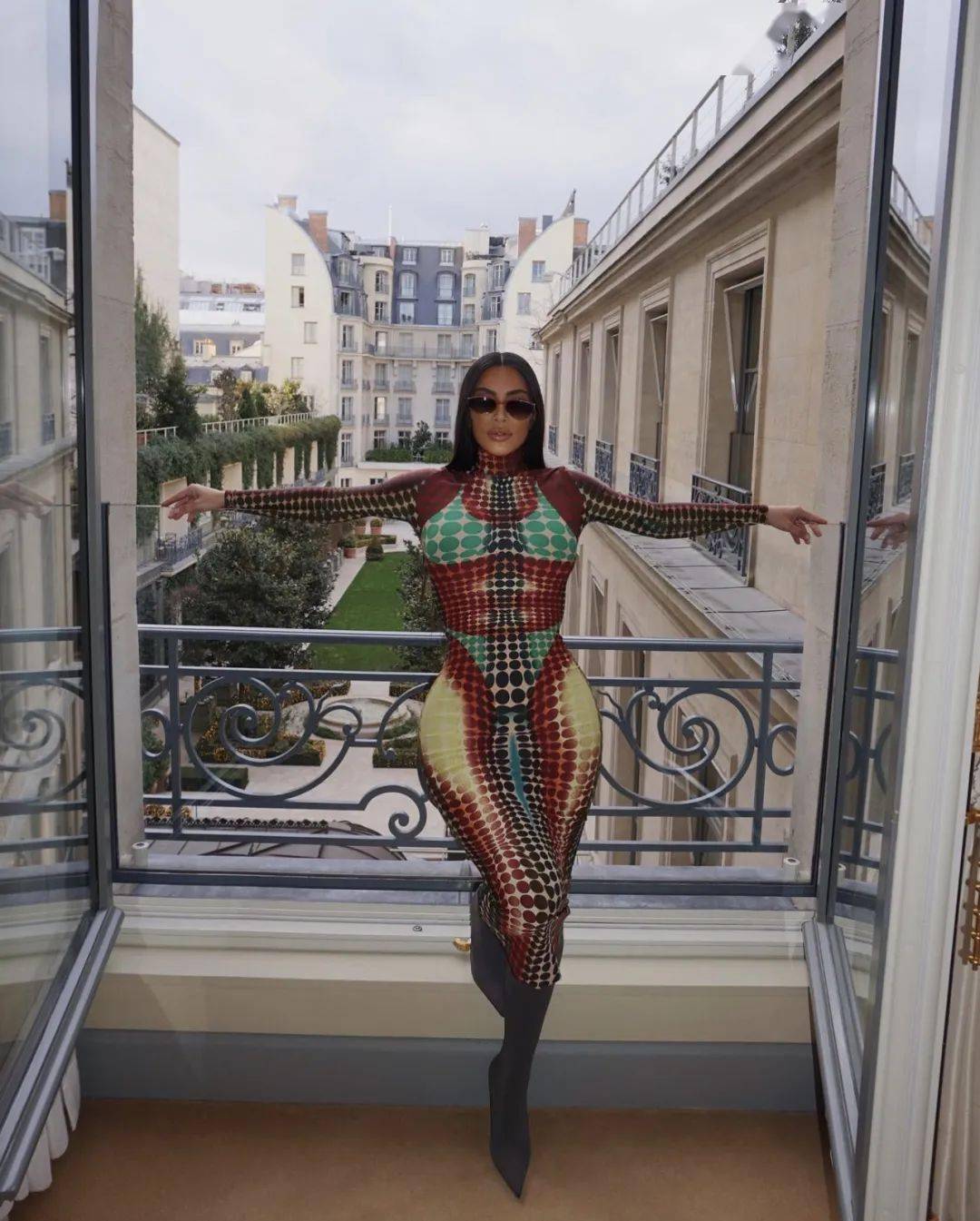 解释一下,我穿了衣服的!