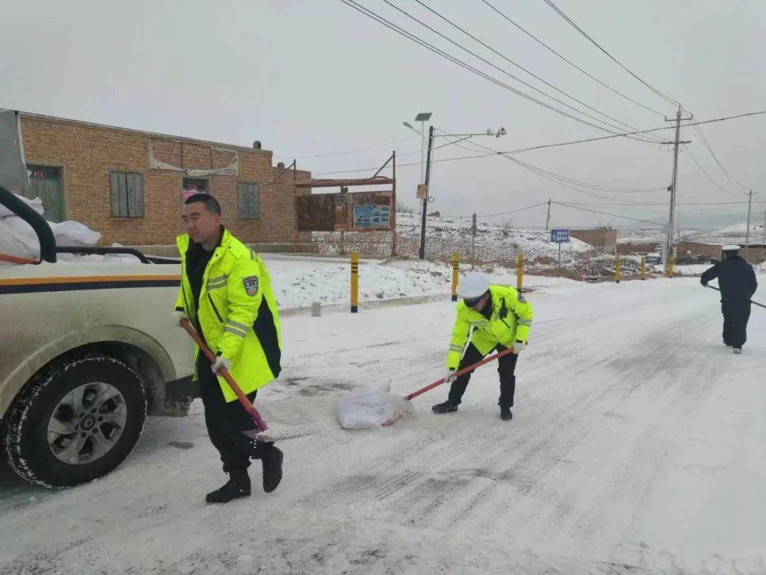 #实时路况# 靖远公安交警冰雪气候出行平安提醒