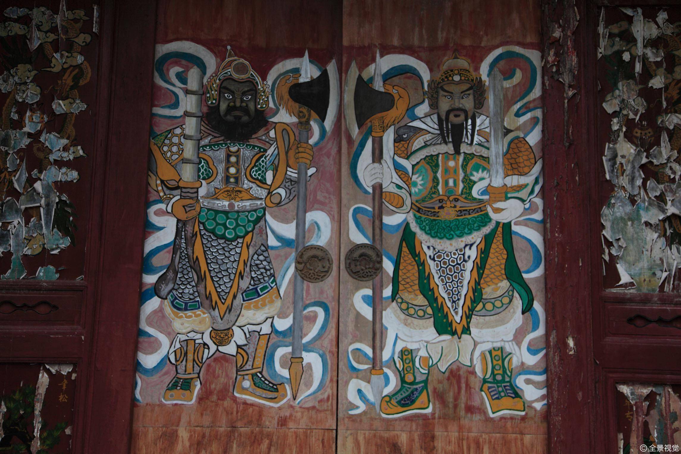 但还不能尽显秦琼尉迟恭的威严,于是又为二门神配上了程咬金的开山大