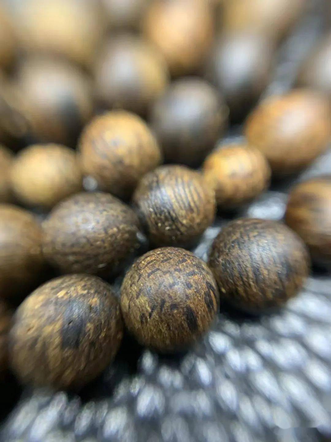 顶级越南沉香的特征与辨别!_香味_黑土_红土