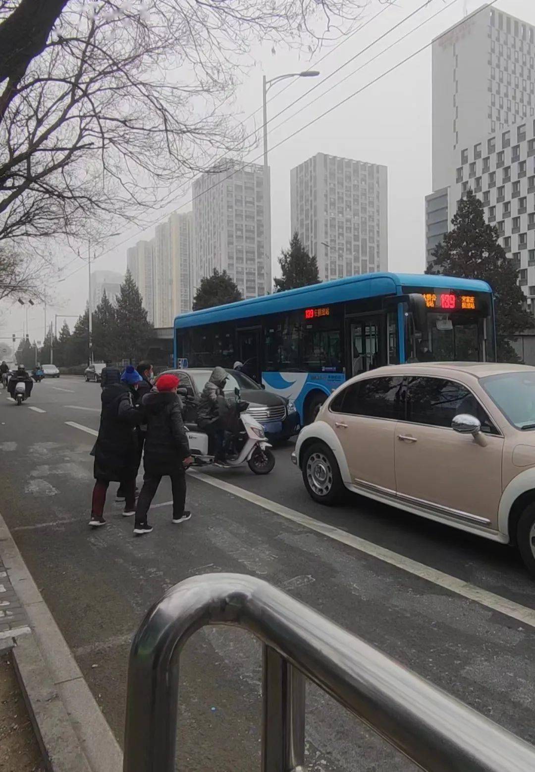 丰台私家车挤占公交车道,该改改了!_北京_机动车_服务