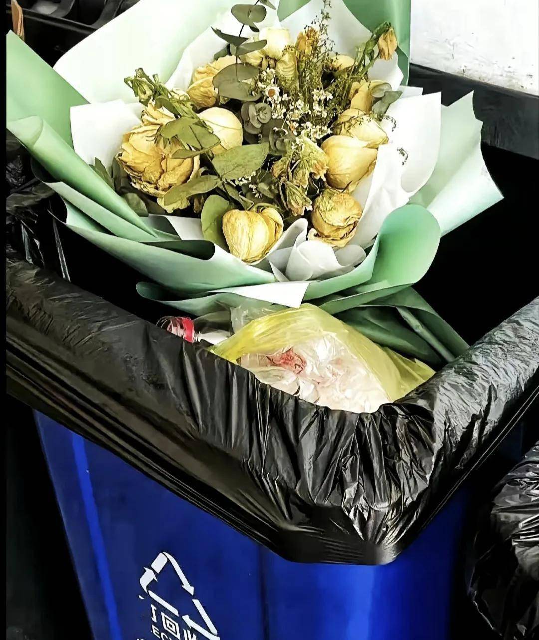 垃圾桶里的花配文图片