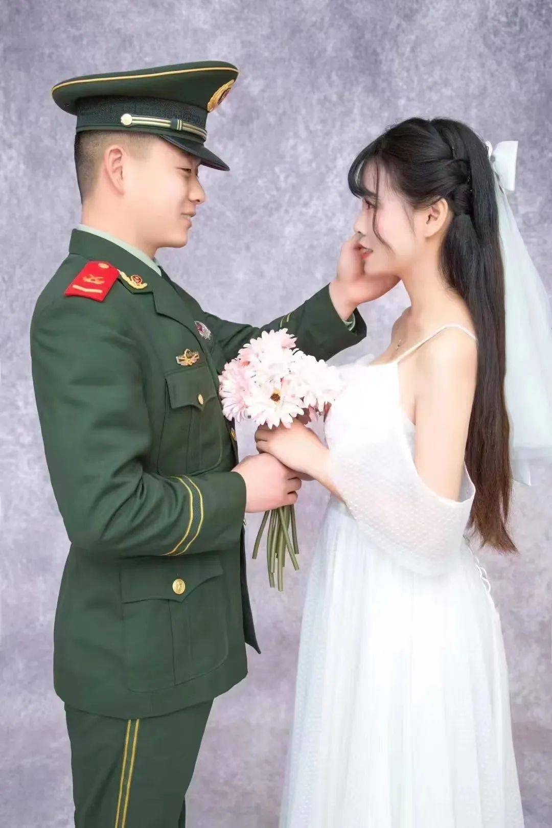 我守护小家右手敬礼左手牵你感谢每位军嫂的付出军恋不易愿有情人终