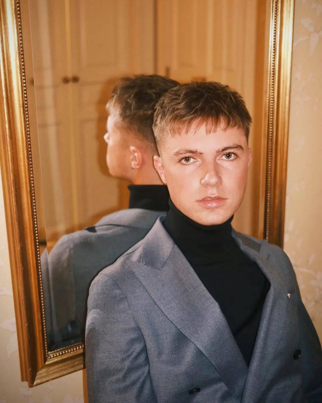 英国小鲜肉跟女友舌吻,疑似致敬卡妹萌德._hrvy_照片_事情