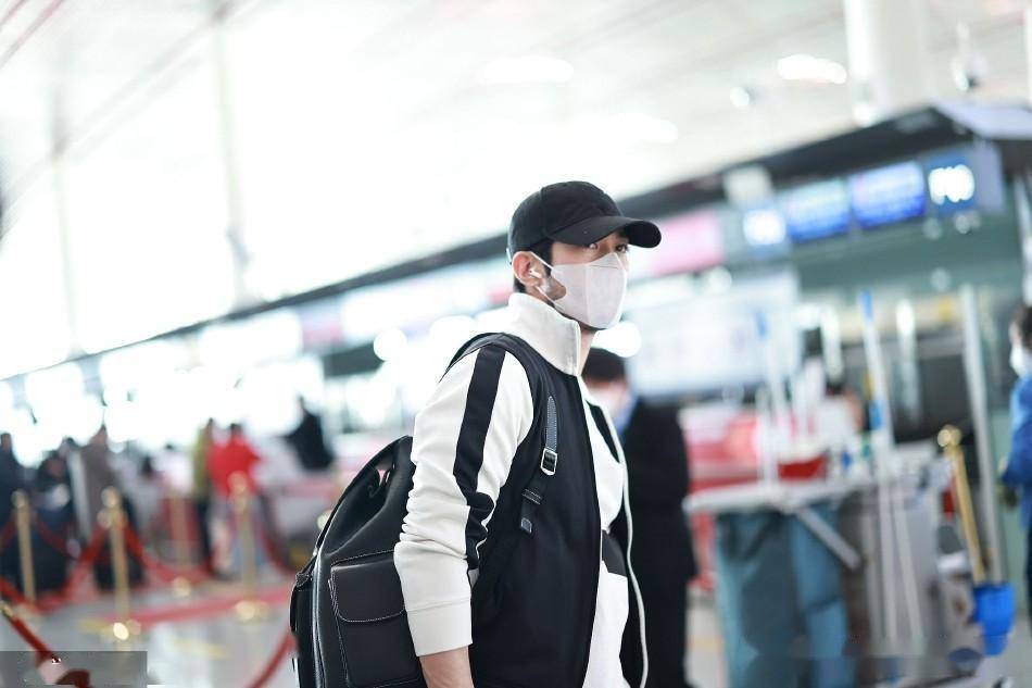 李治廷身穿休闲装现身机场 黑色棒球帽难掩帅气脸庞_自然_一身_套装