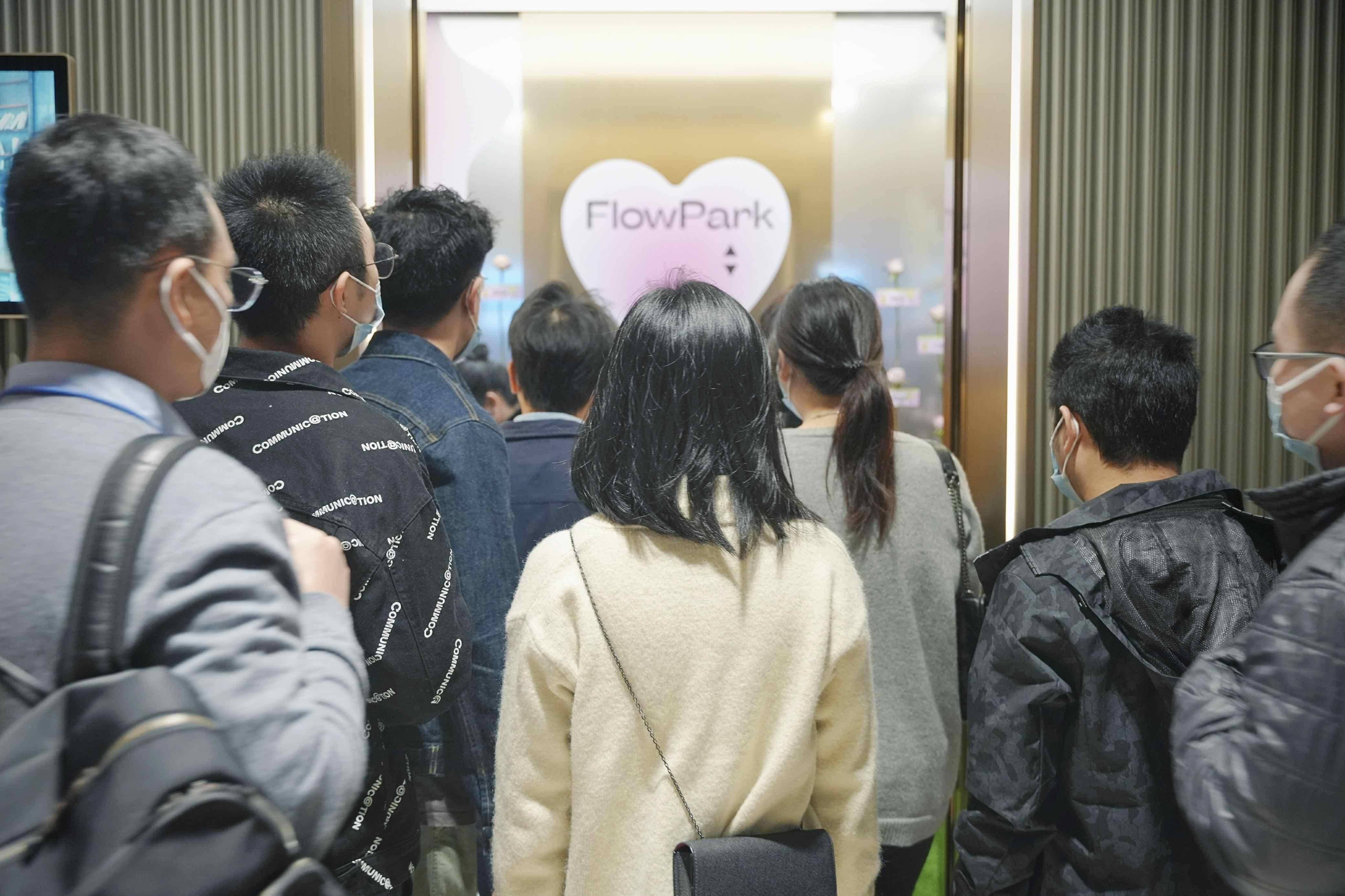 把春天装进电梯!深圳新一代产业园上演美学生活节快闪