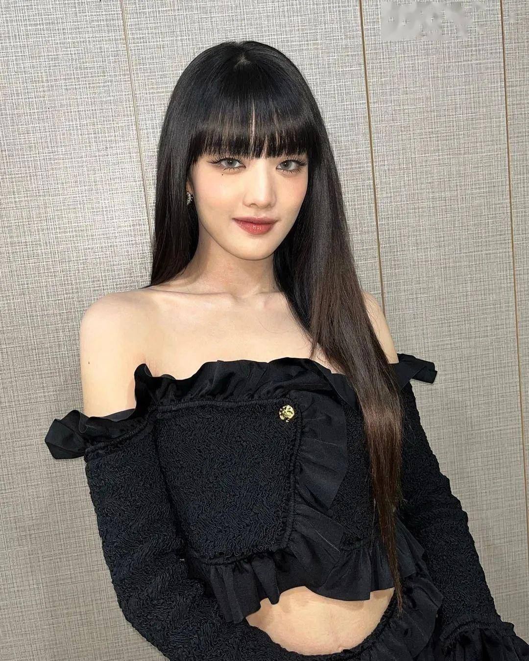 lisa黑丝造型美出新高度?全黑造型惊艳亮相巴黎