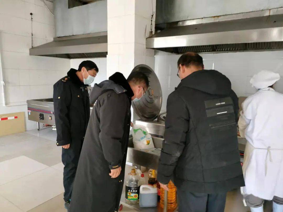 【督导】敖汉旗包保干部对辖区学校食堂开展食品安全督