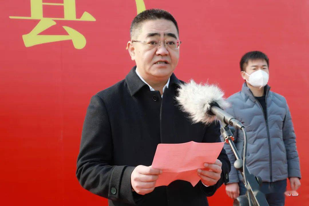 县委书记耿伟平主持开工仪式,她要求,全县各级各部门要保持大抓项目