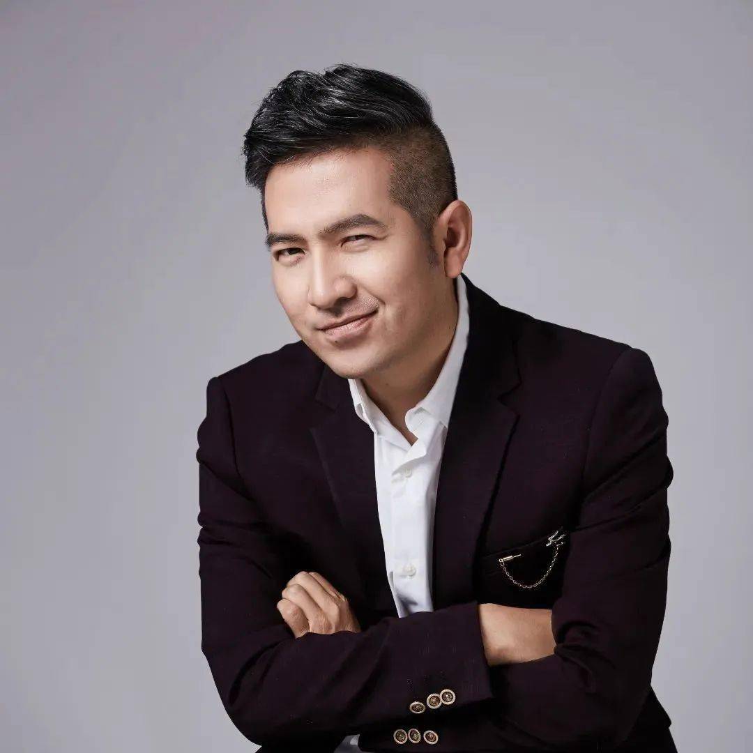 崔永平饰 菲利克斯话剧演员,导演,演说家,毕业于大连艺术学院表演专业