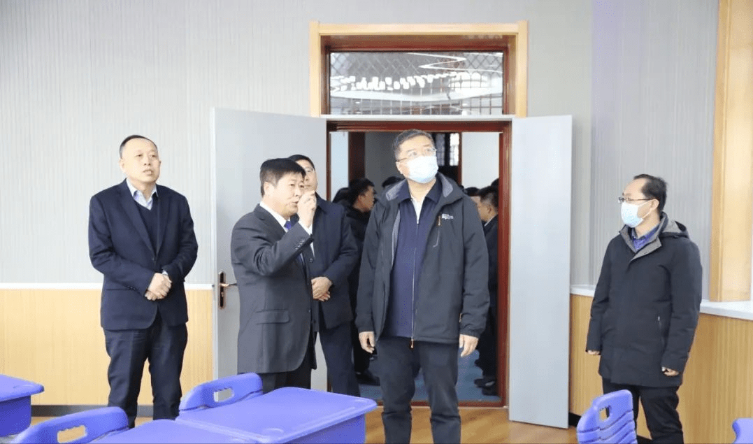 朔州市朔城区委书记张震海一行在朔州市实验小学 调研指导文明城市