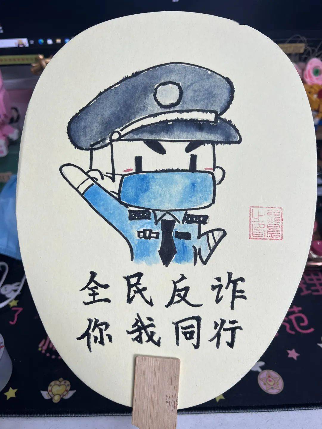 宣传标语民警卡通头像这些扇子上都有着手绘的一把手绘的"仿古扇"不少