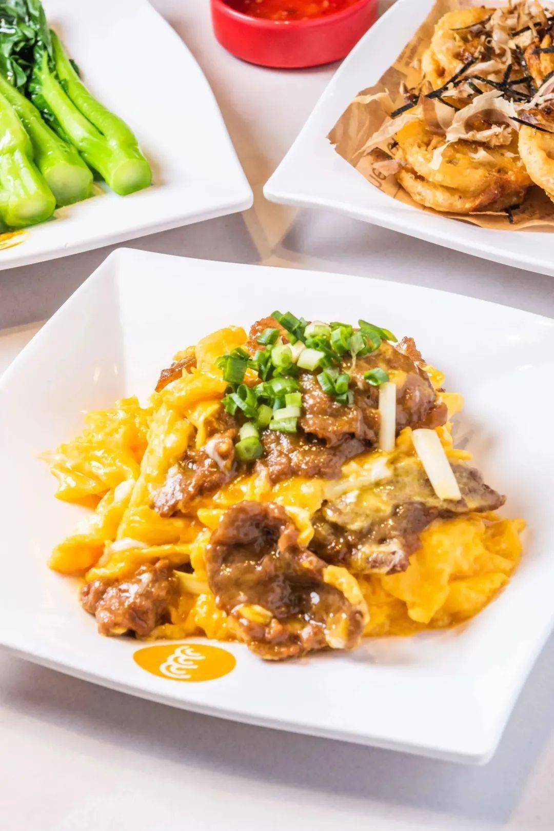 2选1滑蛋炒牛肉 1份 50元香港街头三包 1份 32元【主菜】鸳鸯西多士 1