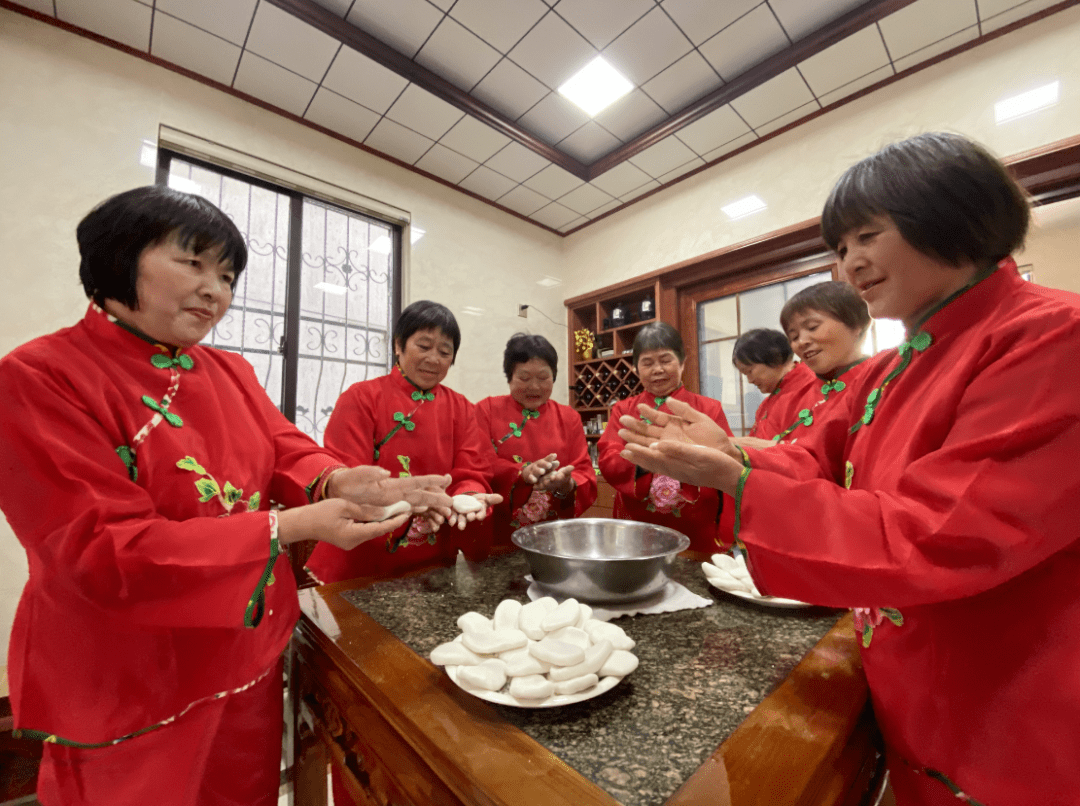 楊文頭村的一家理髮店內幾位萌娃扎堆前來理髮明天就是