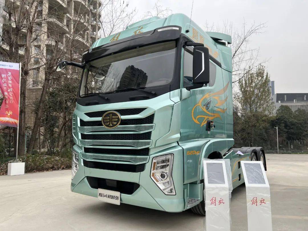 鹰途 6×4 头等舱牵引车j7 6×4 15l 660马力牵引车牵引车一汽解放
