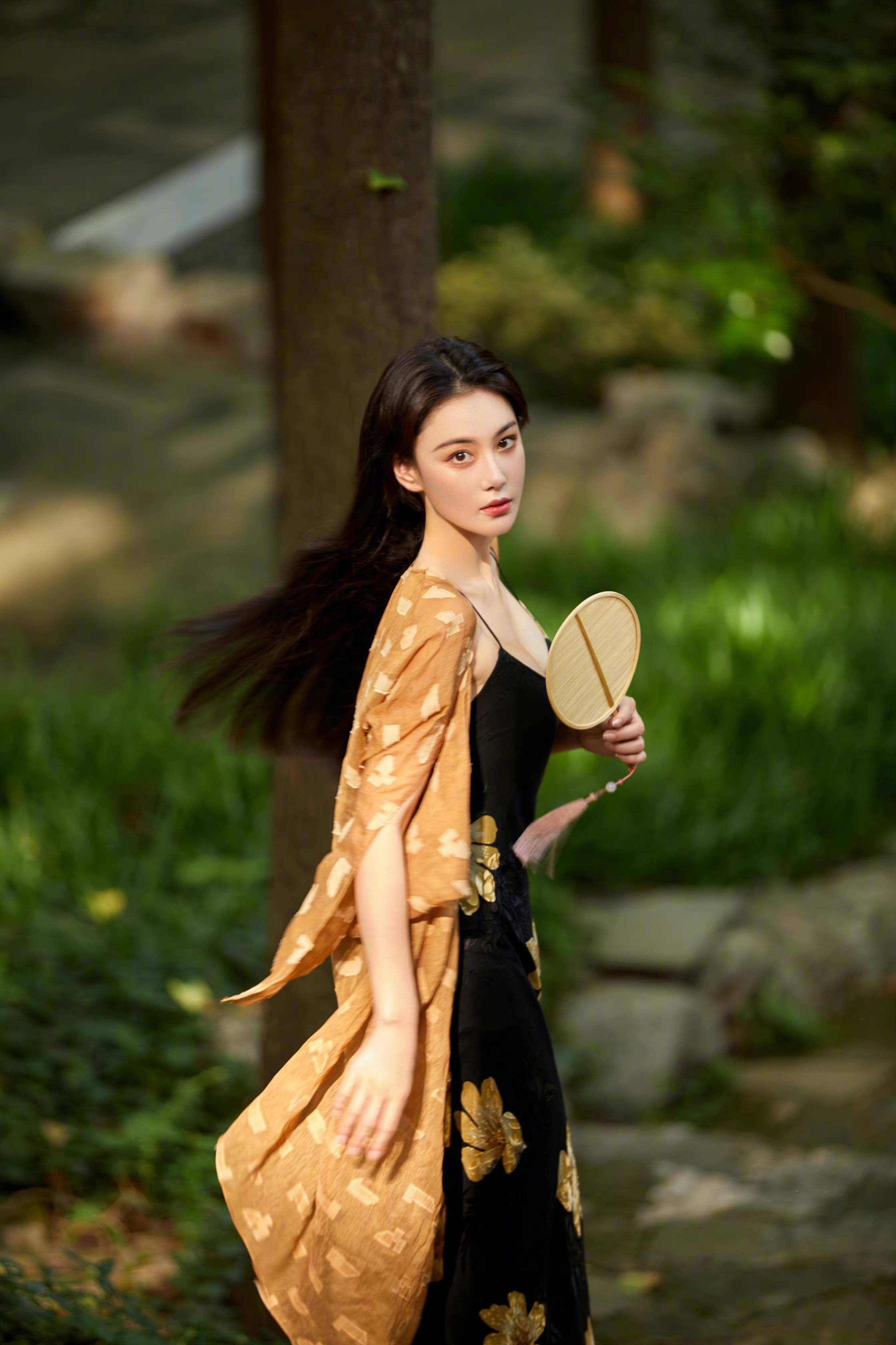 "军嫂"张馨予好贵气,穿黑金刺绣长裙似女王,丰润身材太诱人_服装_面料