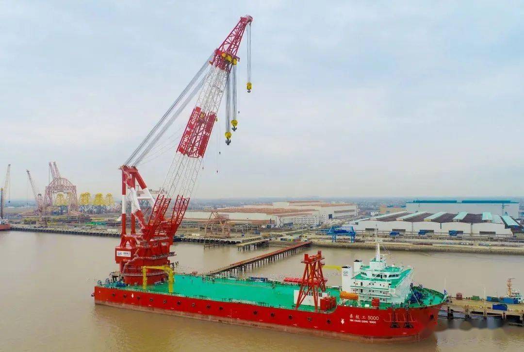 振华重工承建的4000吨全回转起重船"秦航工5000"举行交船仪式_施工