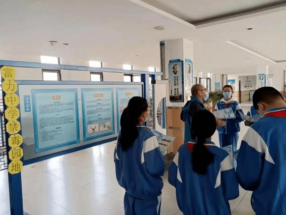 所组成禁毒讲师团,先后深入西青区赛达津衡实验小学,南开敬业中北中学