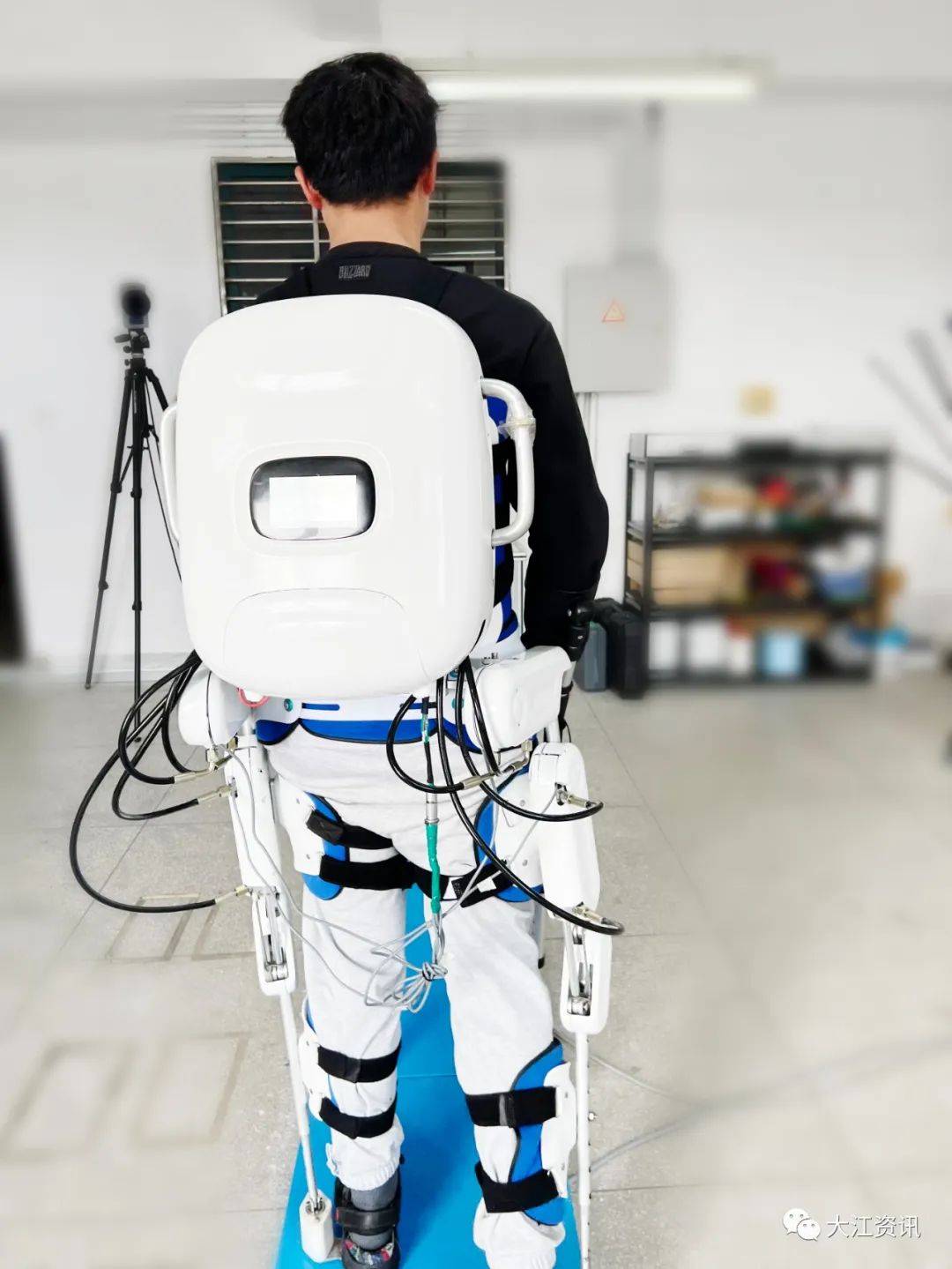 汪教授告诉记者,下肢外骨骼机器人大体分为三类:助力行走型,康复型和