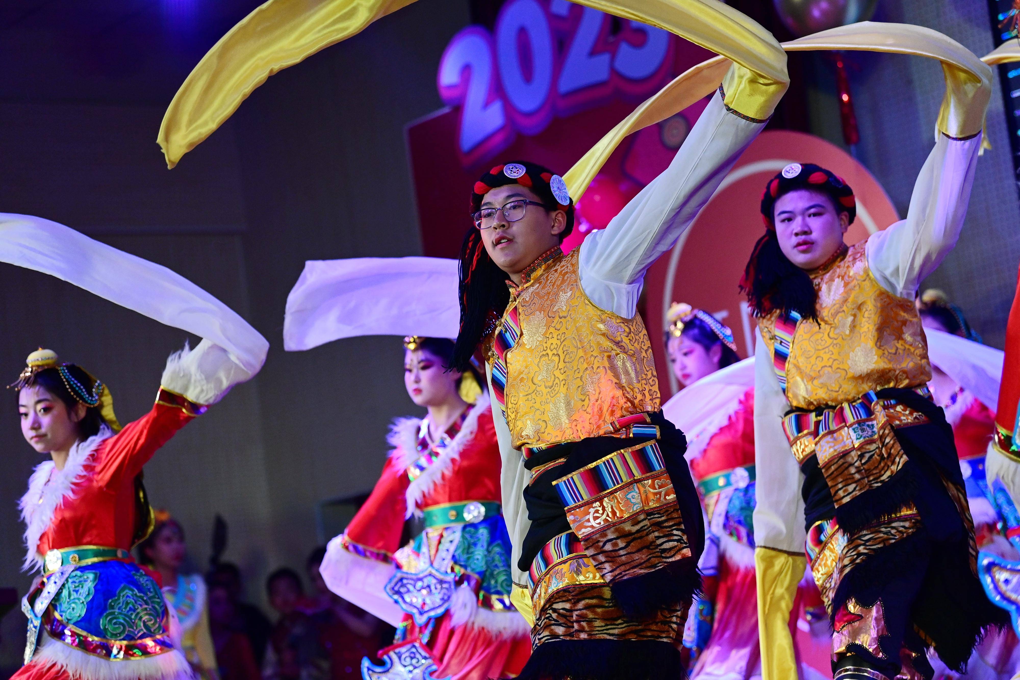 (新华全媒 )西安:汉藏学生共庆藏历新年_活动_团拜_第一中学