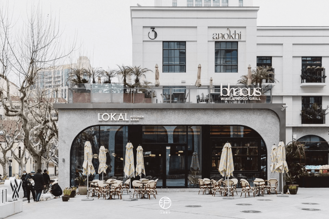 原上海第九丝织场改造成创意街区后,吴兴路上多了一个魔都潮人出街的