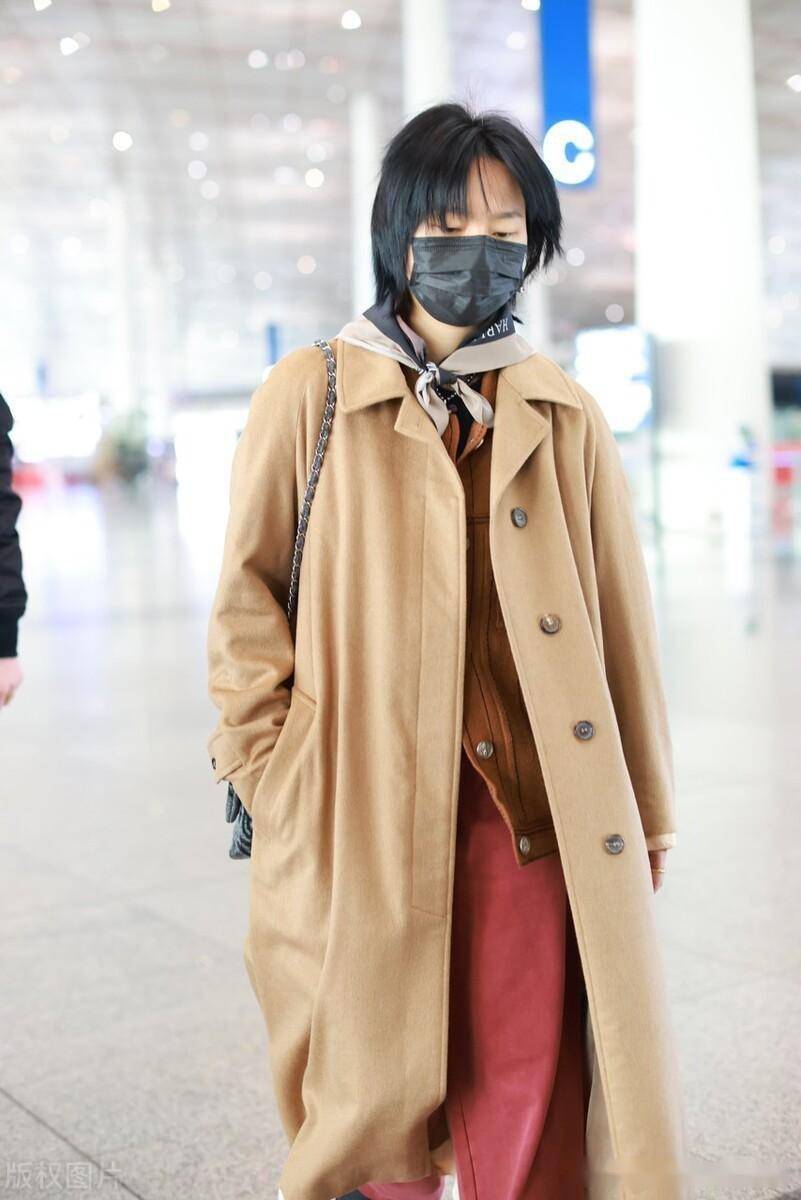 周笔畅身穿卡其色长风衣现身北京首都机场_休闲