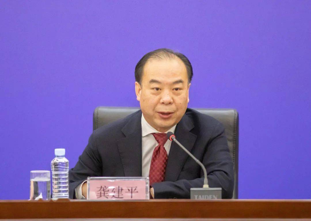 龚建平南昌医学院党委书记省卫生健康委党组成员下面,先请龚建平先生