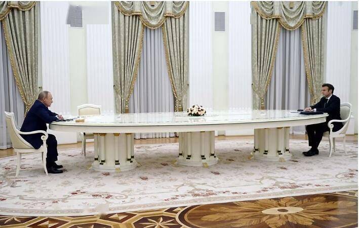 原标题：同一张桌子 普京"近距离"会晤王毅说明了什么？